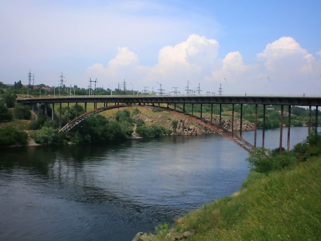 В Запорожье пьяная женщина на спор прыгнула с моста