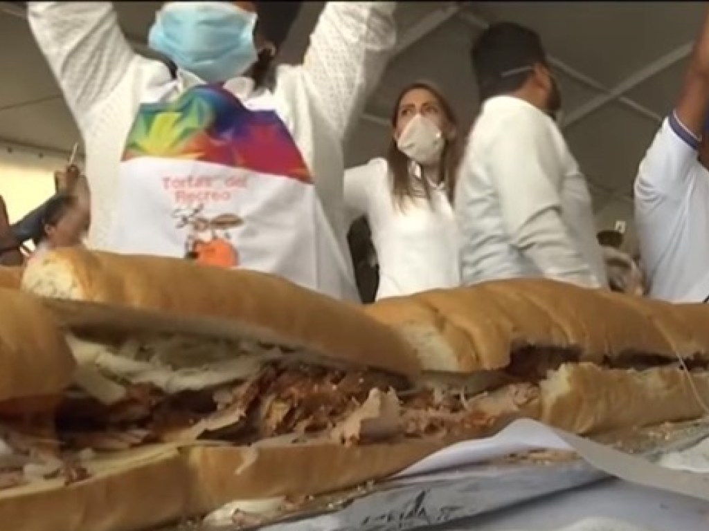 В Мехико приготовили сэндвич длиной 70 метров (ФОТО, ВИДЕО)
