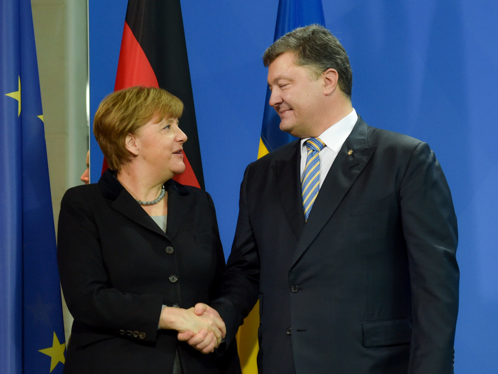 Приезд Меркель в Украину: Порошенко будет просить у Германии денег – политолог
