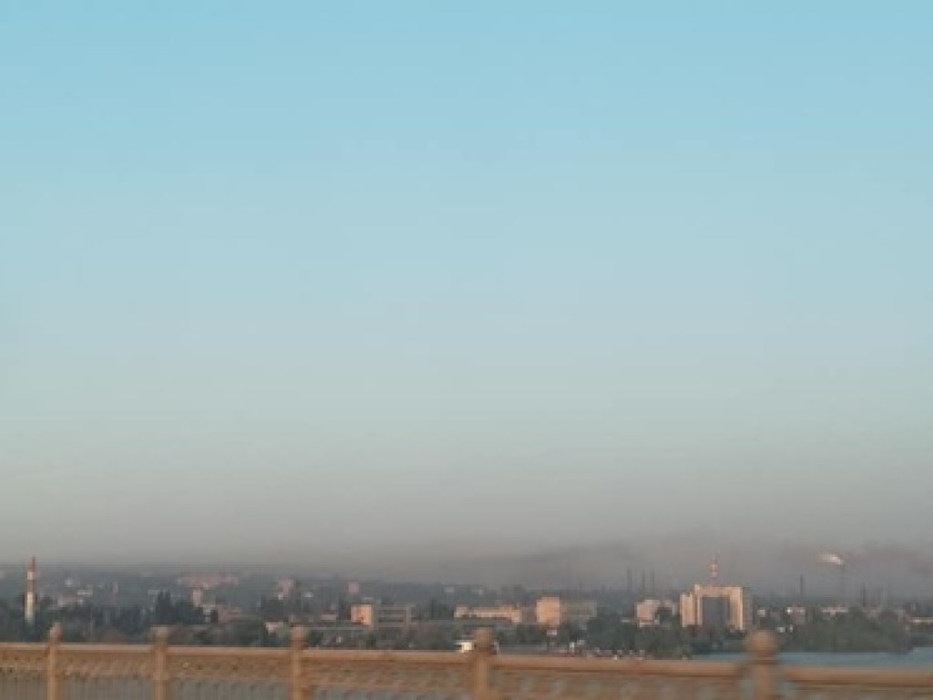 Днепр накрыло черным смогом (ФОТО)