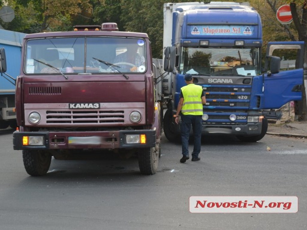 В центре Николаева не поделили дорогу тягачи «КамАЗ» и Scania (ФОТО)