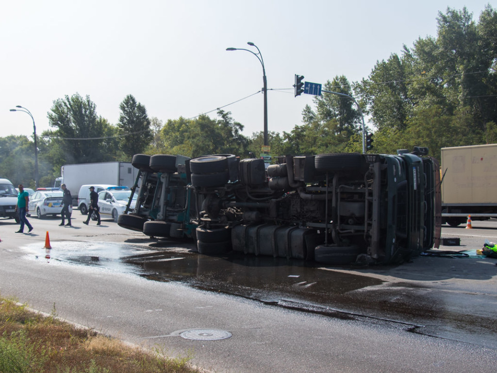 ДТП в Киеве: грузовик перевернулся и залил дорогу горячим асфальтом (ФОТО)