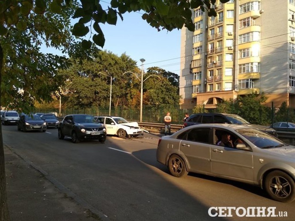 В Киеве на Борщаговке такси врезалось во внедорожник (ФОТО)