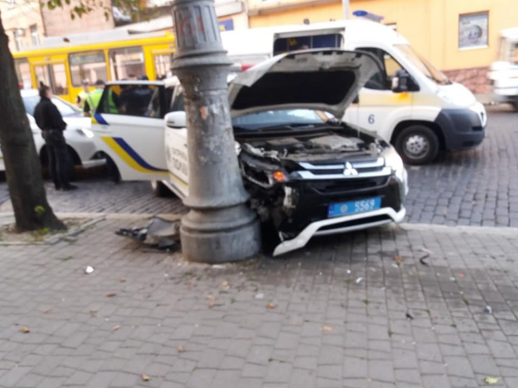 На Буковине автомобиль патрульных протаранил столб (ФОТО)