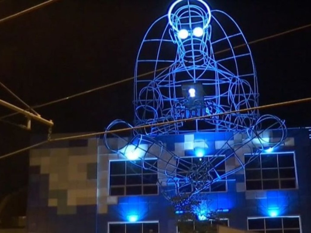 В Одессе установили 33-метрового ангела с гаджетом (ФОТО)