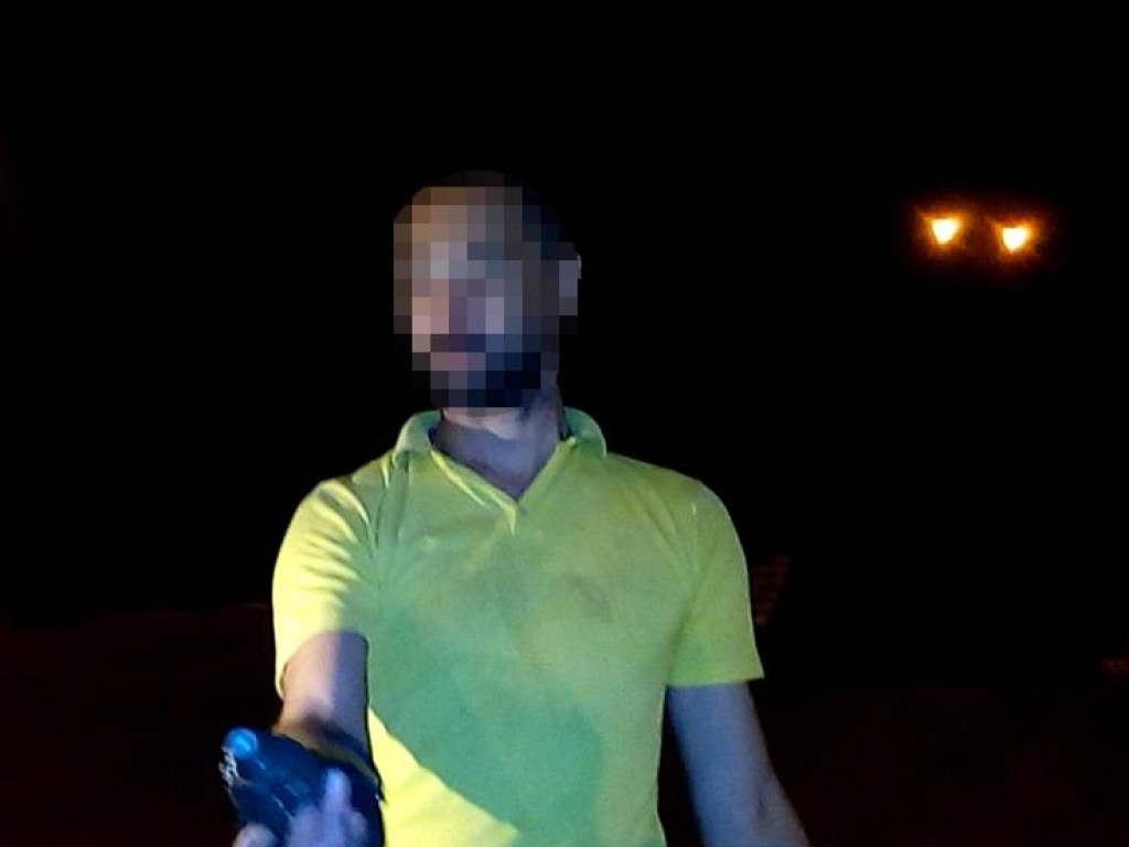 В Днепропетровской области пьяный мужчина угрожал прохожим взорвать гранату (ФОТО)