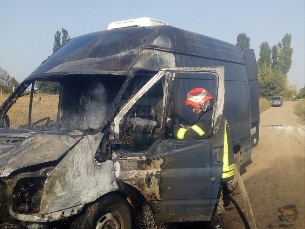 На Киевщине сгорел микроавтобус (ФОТО)