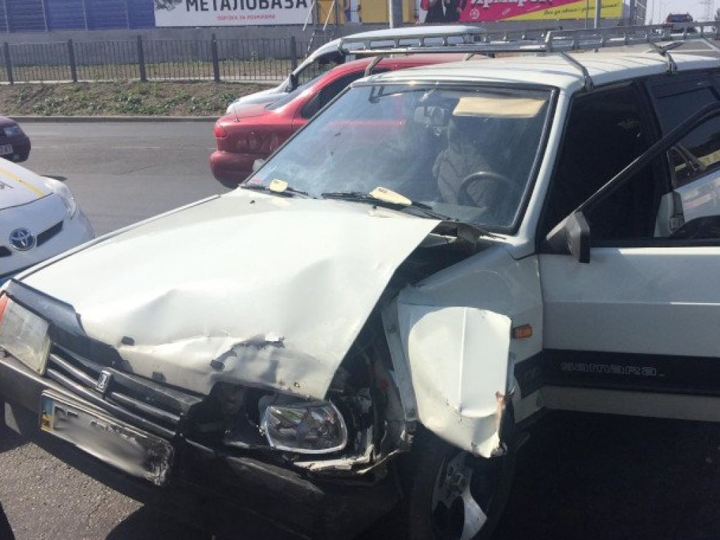 В Николаеве у «Эпицентра» столкнулись Lada и Renault, пострадали два человека (ФОТО)