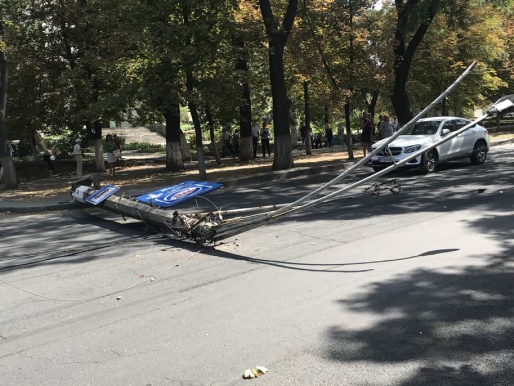 В Херсоне на автомобиль рухнул бетонный столб (ФОТО)