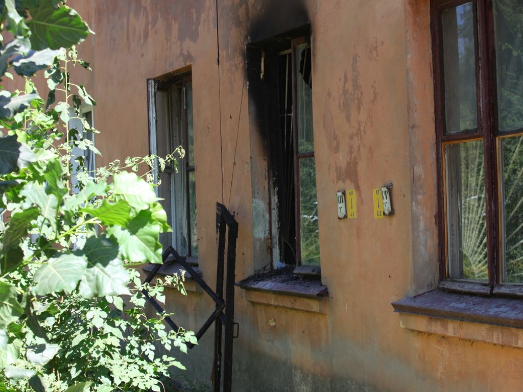 В жилом доме Днепра сгорела спальня, пострадал пенсионер (ФОТО)