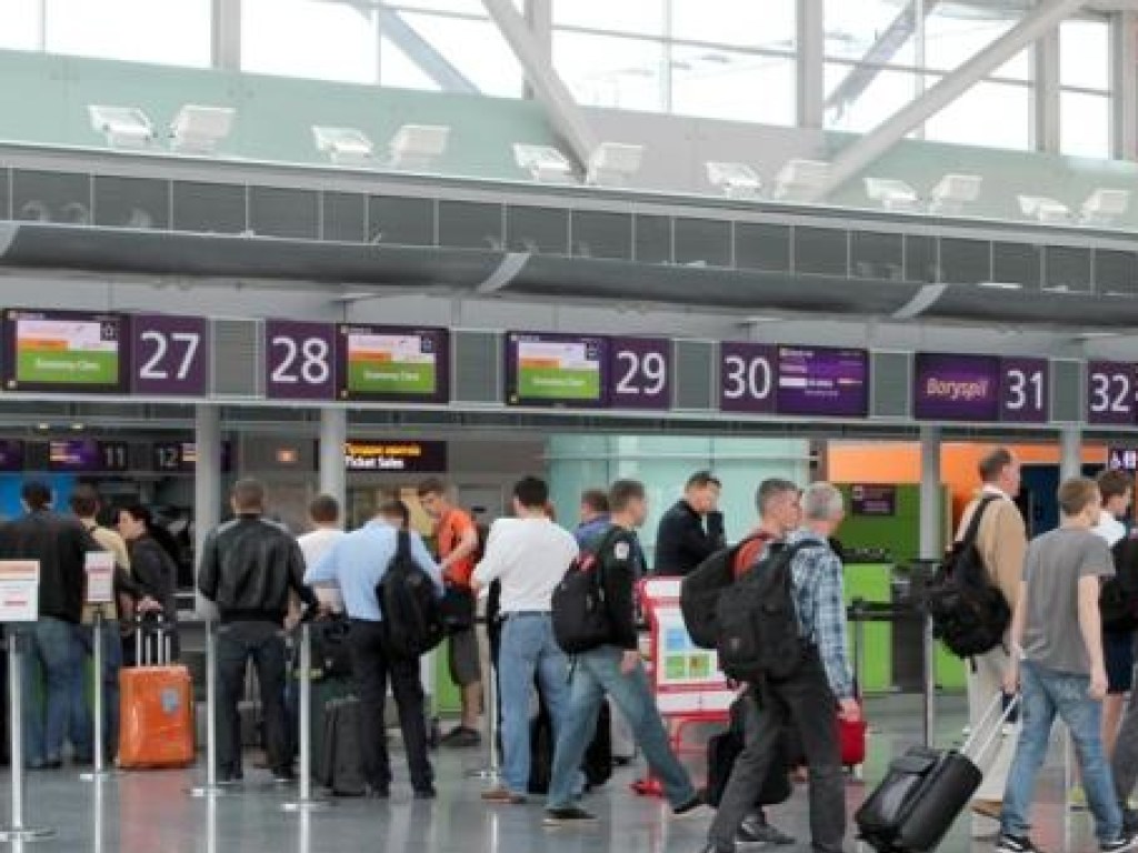 В «Борисполе» застряли 300 пассажиров, люди не могут улететь в Турцию (ФОТО, ВИДЕО)