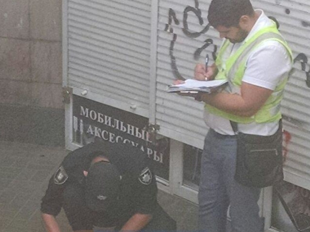 Нож в сердце: В Голосеевском районе Киева в подземном переходе нашли труп мужчины (ФОТО)