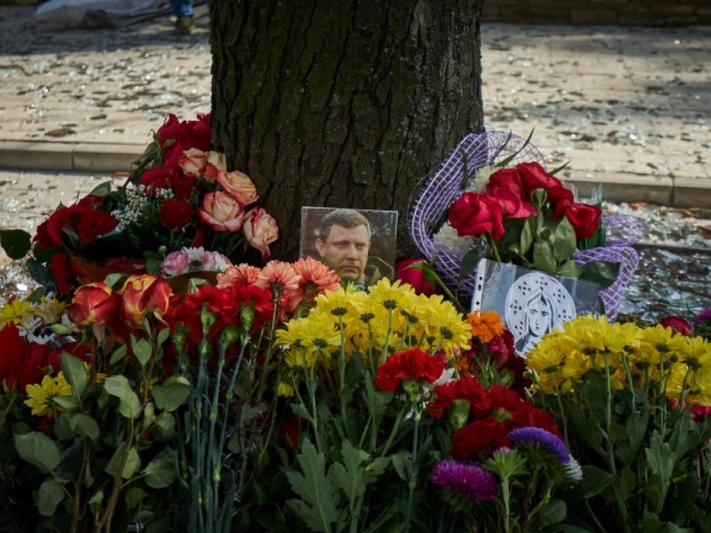 Появились фото с места взрыва кафе «Сепар», где был убит Захарченко