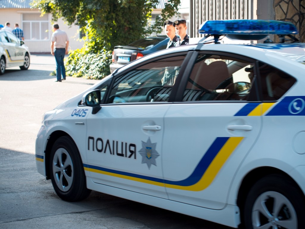 В киевском ТРЦ на Лукьяновке охранники напали на мужчину (ВИДЕО)