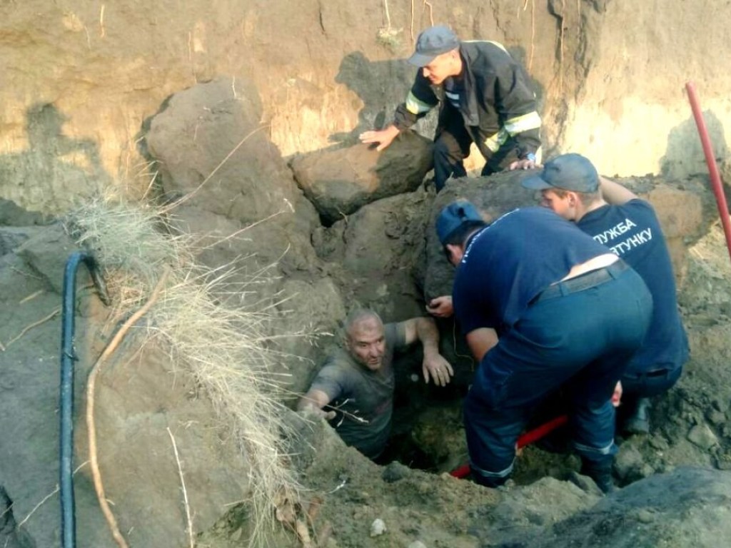 В Одесской области мужчину засыпало песком в карьере (ФОТО)