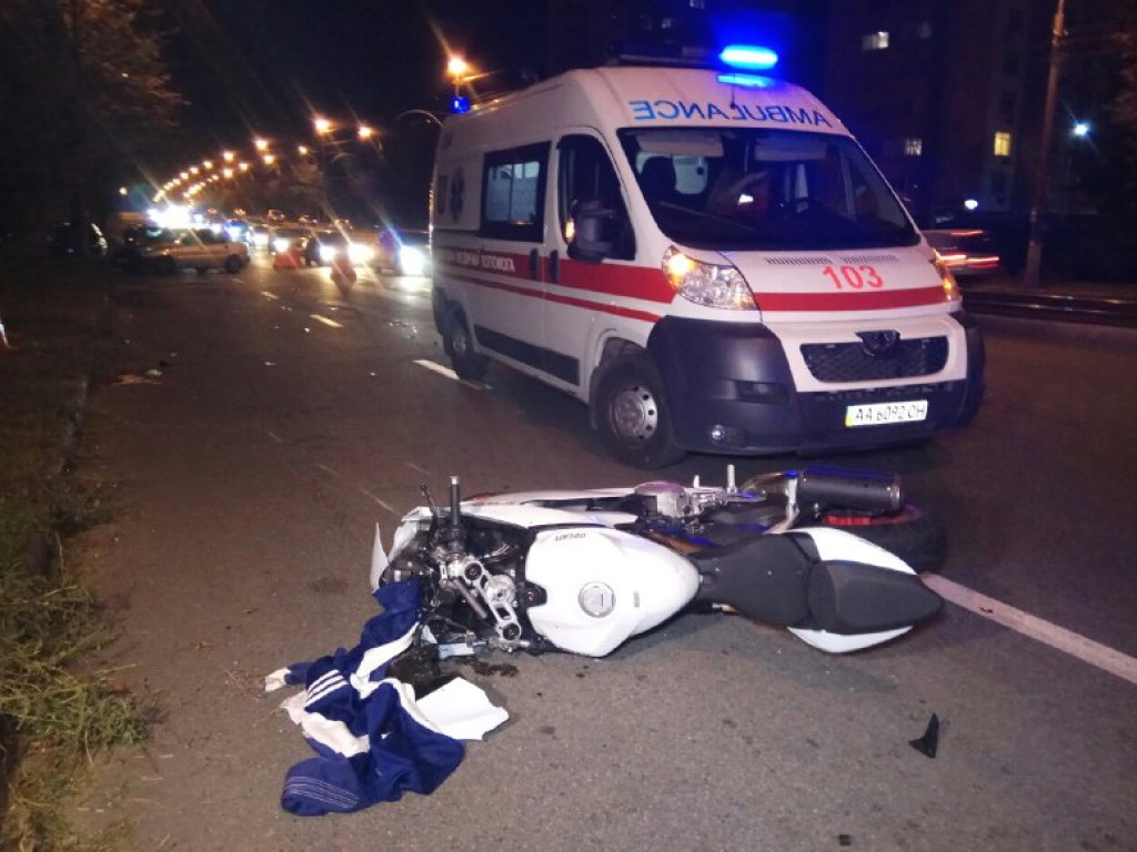 Байк отлетел на 40 метров: На проспекте Комарова в Киеве мотоциклист насмерть сбил женщину и убежал (ФОТО)