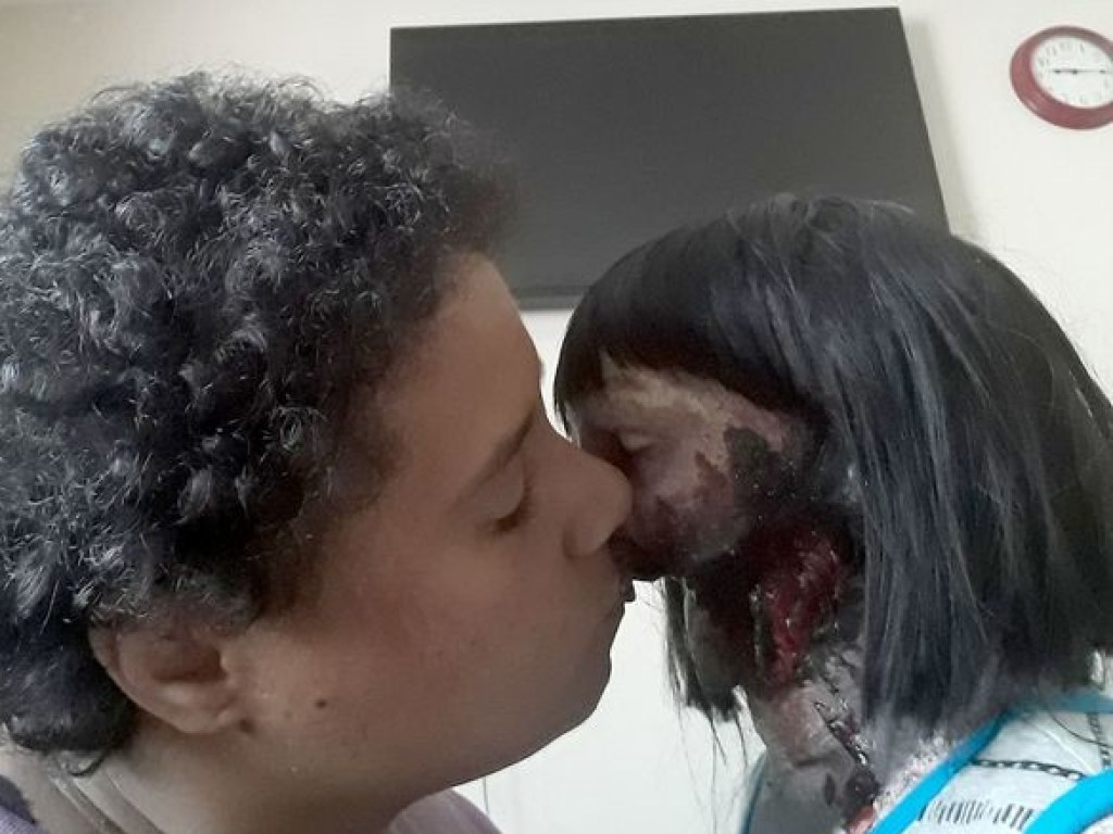 В США 19-летняя девушка призналась в любви к кукле-зомби (ФОТО)