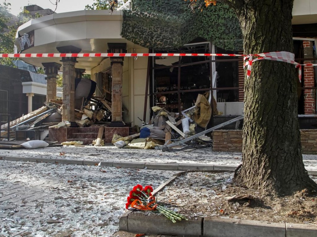 Взрывчатку заложили в люстру и активировали мобилкой: Появились новые подробности убийства Захарченко