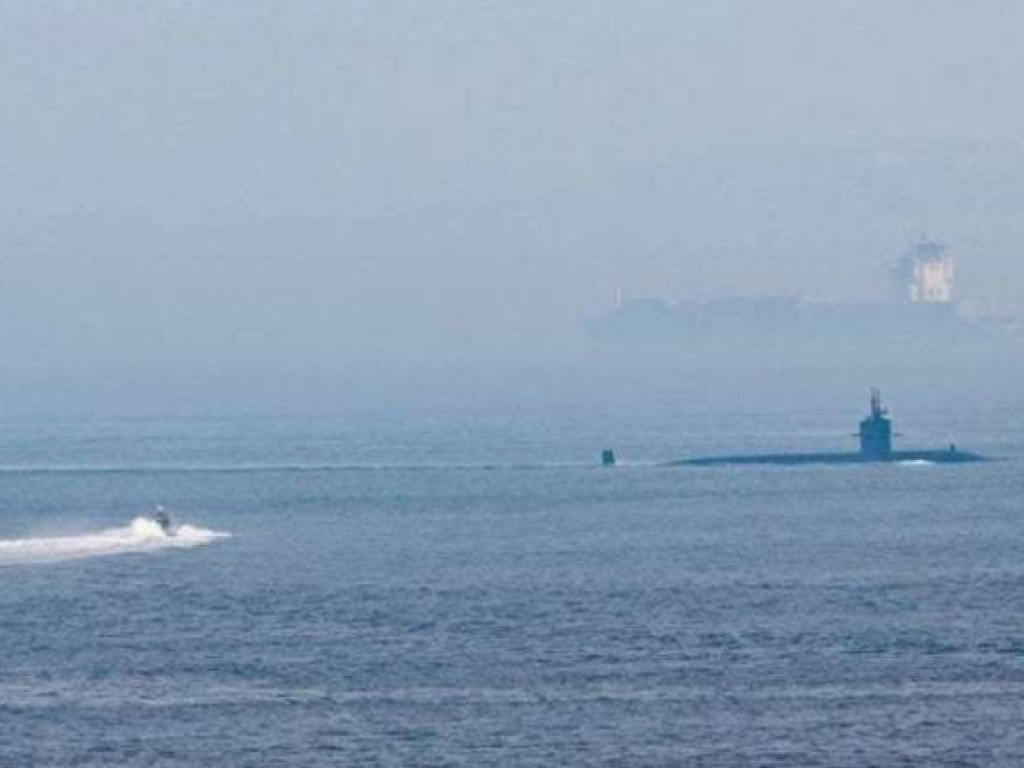 Американская атомная подлодка зашла в Гибралтар (ФОТО)