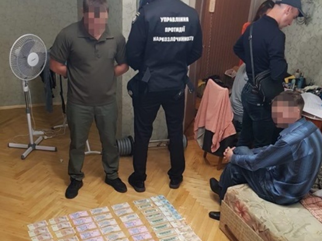 В Киеве сотрудник СИЗО сбывал наркотики заключенным (ФОТО, ВИДЕО)