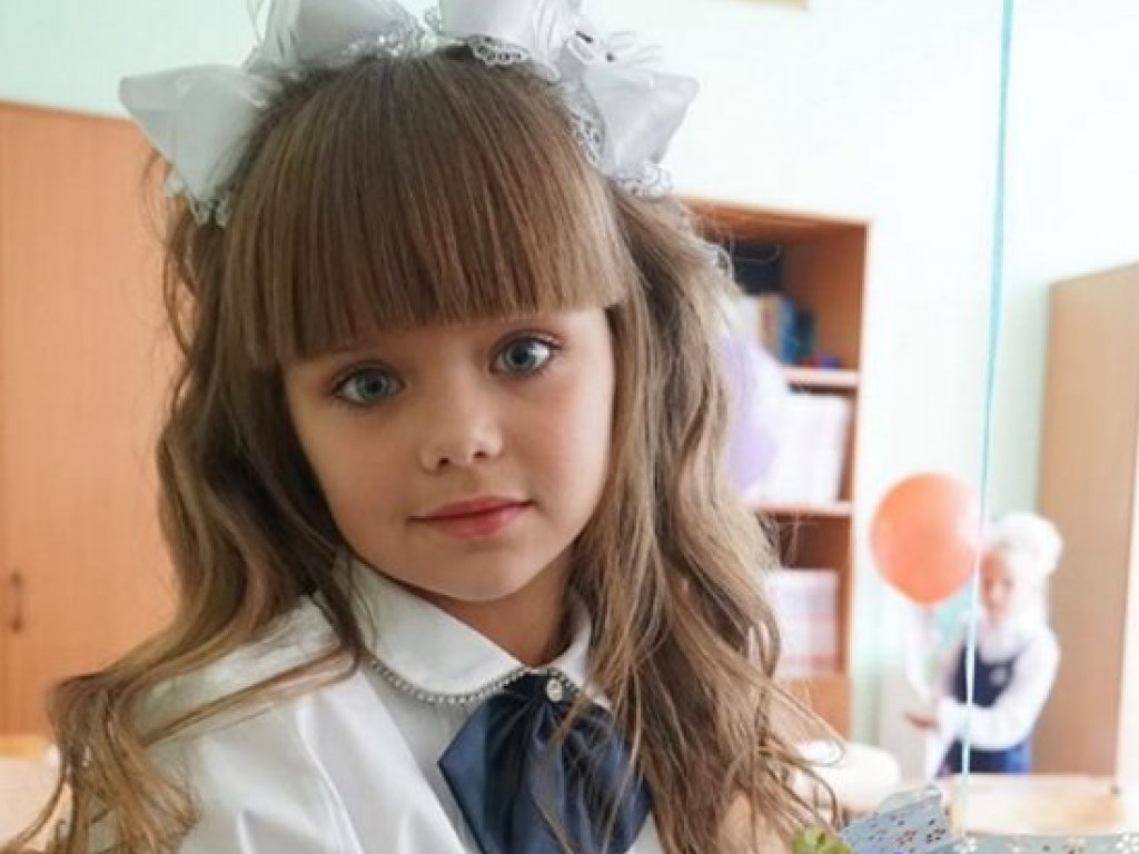Самая красивая девочка в мире пошла в школу (ФОТО)