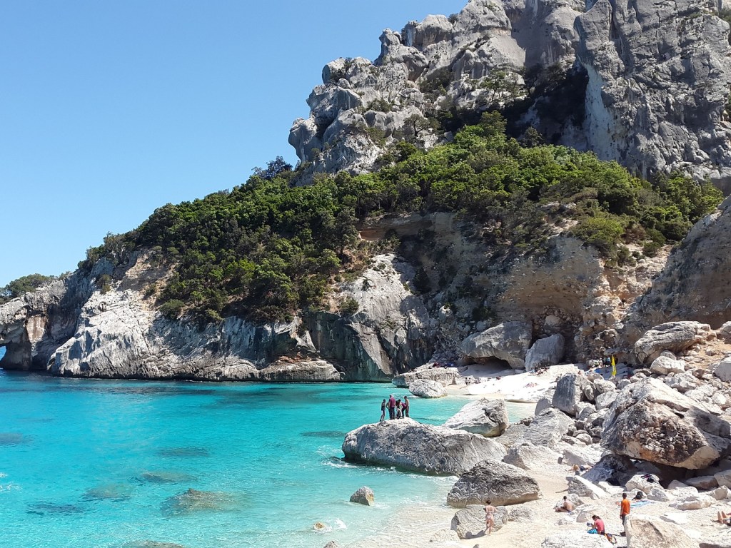 Туристы попытались украсть 30 килограммов камней с пляжа Сардинии