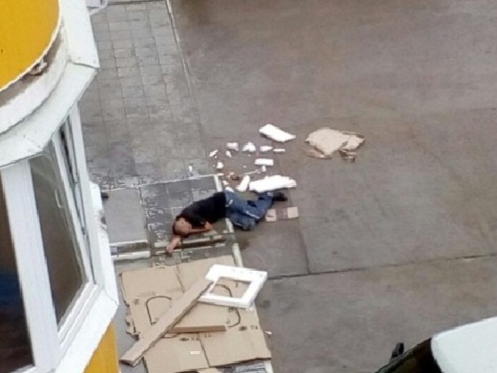 Просто шутка: В Чернигове мужчина выпал из окна и «ожил» на месте гибели (ФОТО)