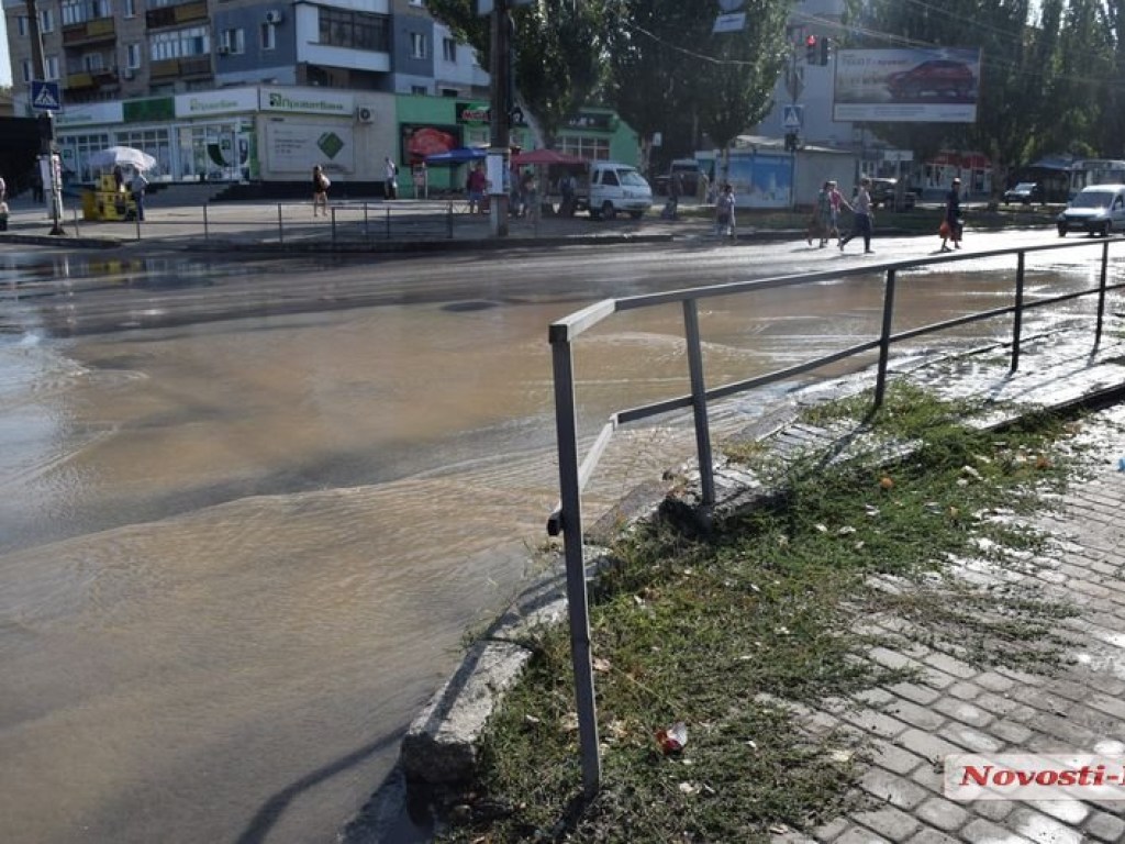 Улицы превратились в реки: Половина Николаева может остаться без воды (ФОТО, ВИДЕО)