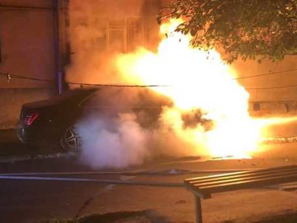 В Ровно неизвестные сожгли дорогой автомобиль депутата горсовета (ФОТО, ВИДЕО)