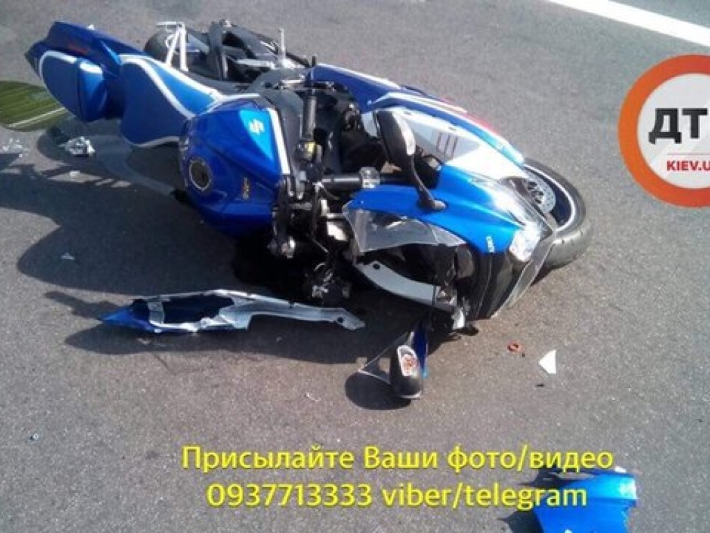 В Киеве мотоцикл влетел в троллейбус, сильно пострадал байкер (ФОТО)