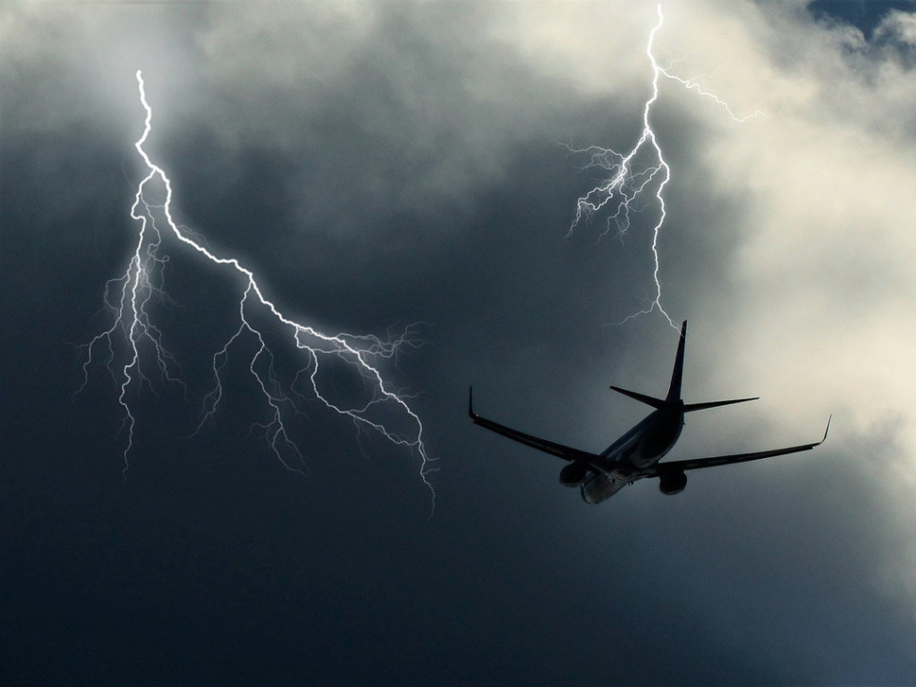 Пассажиры плакали и просили вернуться: В России молния ударила в самолет через 5 минут после взлета
