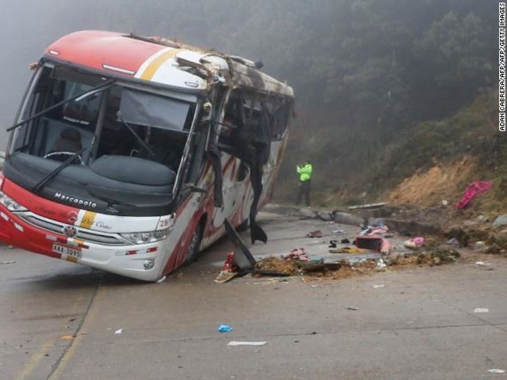 В Эквадоре разбился пассажирский автобус, погибли 11 человек (ФОТО)