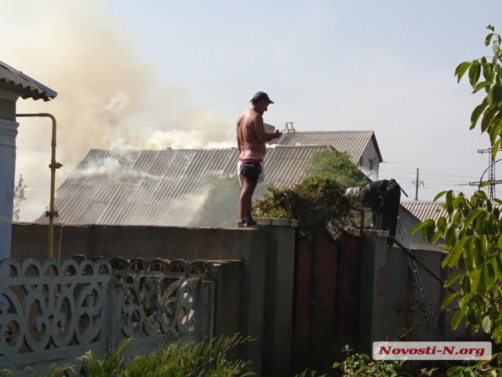 В Николаеве из-за сжигания сухой травы загорелся дом (ФОТО, ВИДЕО)