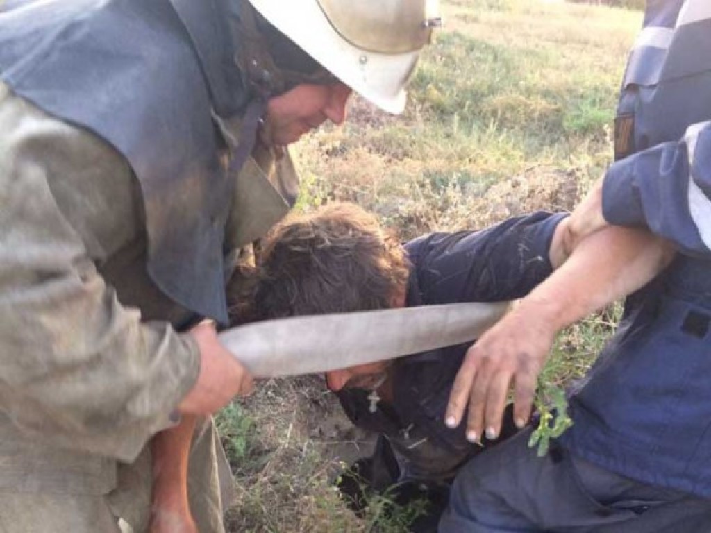 На Днепропетровщине спасатели достали мужчину из 4-х метрового люка (ФОТО)