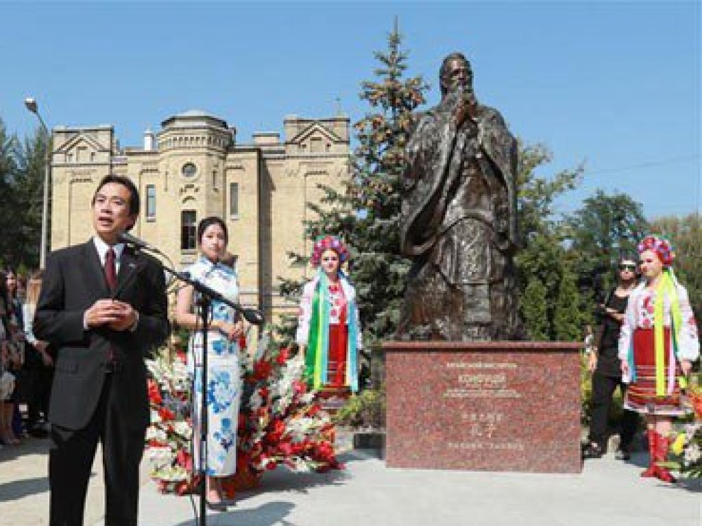 В Киеве появился памятник Конфуцию (ФОТО)