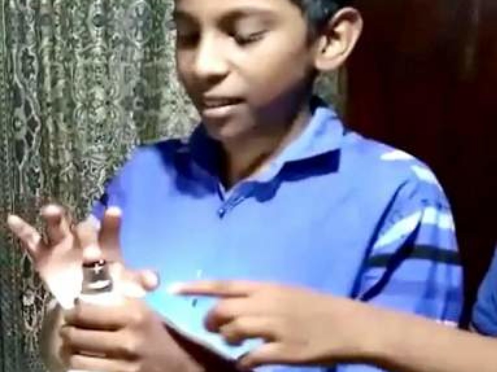 Кожа является источником электричества: В Индии 9-летний мальчик зажигает лампочки прикосновением (ФОТО, ВИДЕО)