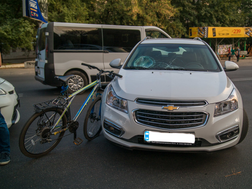 В Днепре Chevrolet и велосипедист не поделили дорогу: пострадал 52-летний мужчина (ФОТО)