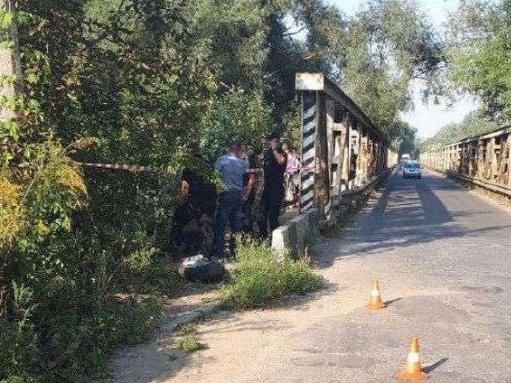 В Черновцах юноша угнал автомобиль и совершил ДТП с падением с моста (ФОТО)