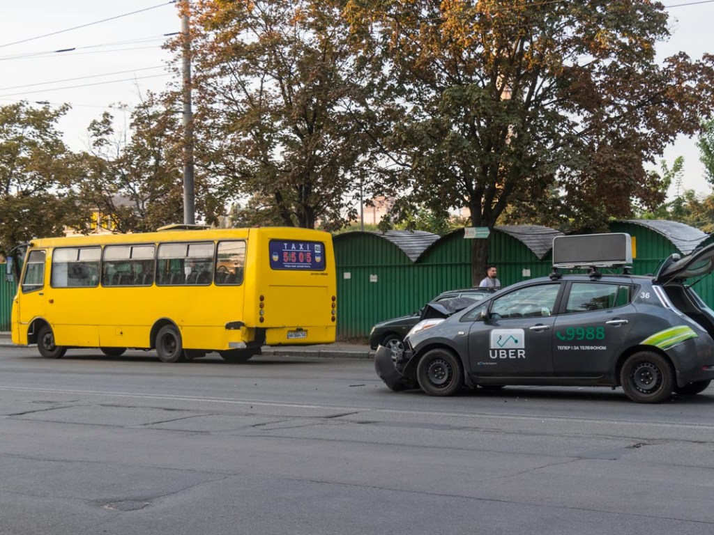 В Киеве столкнулись маршрутка и машина такси (ФОТО, ВИДЕО)