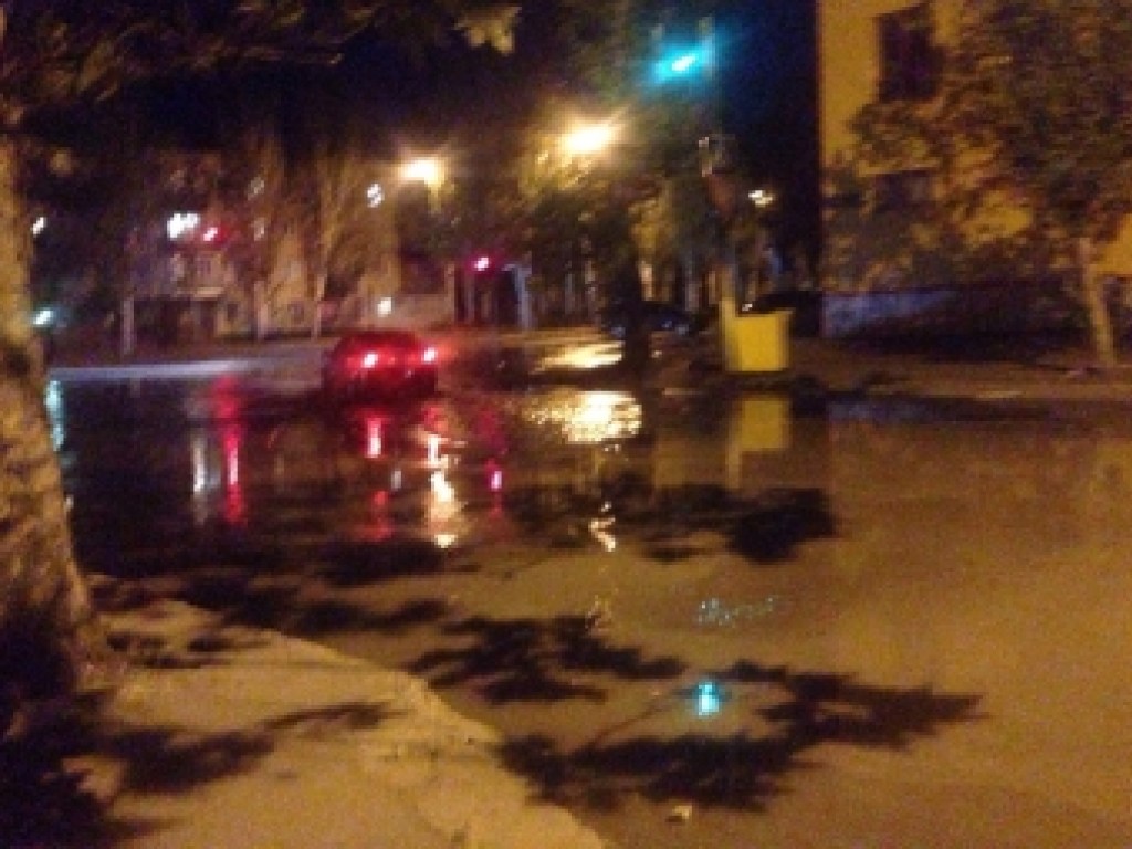 В Мелитополе из-за аварии на водопроводе из-под земли забил фонтан (ФОТО, ВИДЕО)