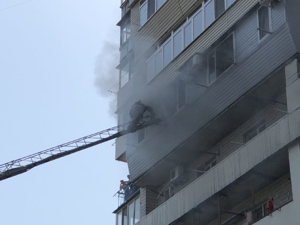48 спасателей тушили пожар в одесской многоэтажке (ФОТО)