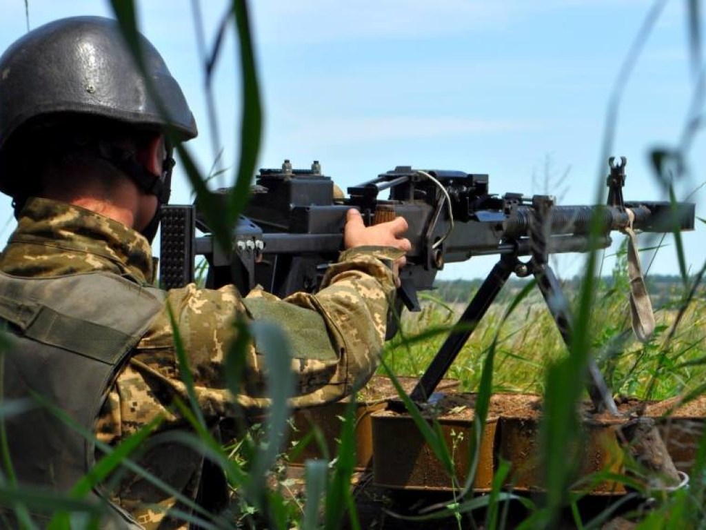 На Донбассе за сутки позиции ВСУ обстреляли 16 раз, ранены 8 военных