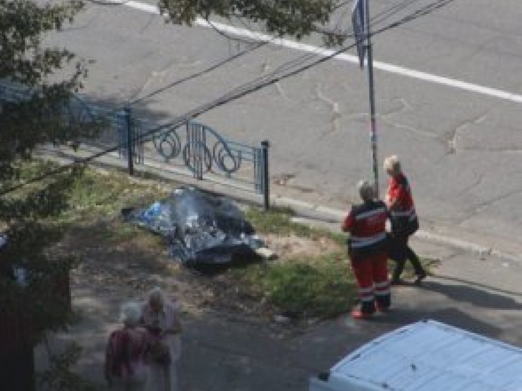 В Киеве на Оболони посреди улицы нашли труп мужчины (ФОТО)