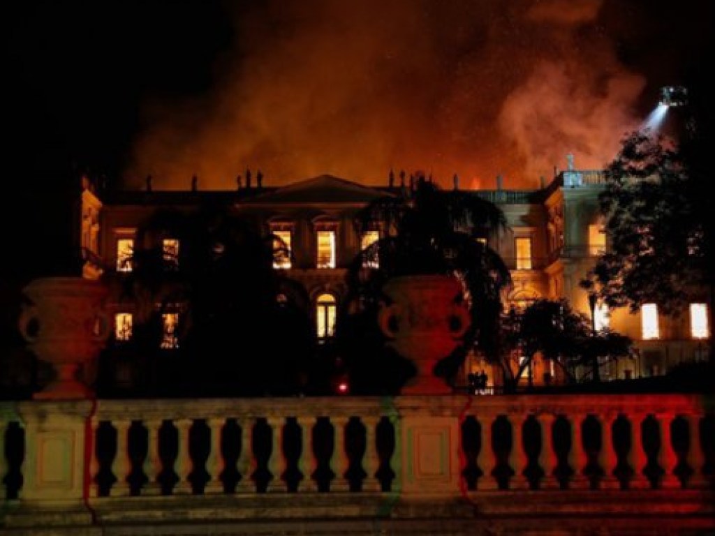 20 миллионов экспонатов: В Рио-де-Жанейро полностью сгорел Национальный музей (ФОТО, ВИДЕО)