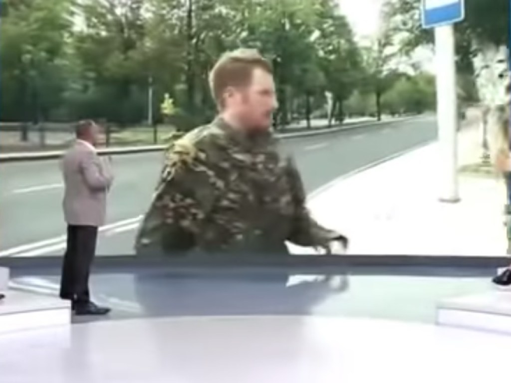 На журналиста напали во время эфира из Донецка (ВИДЕО)