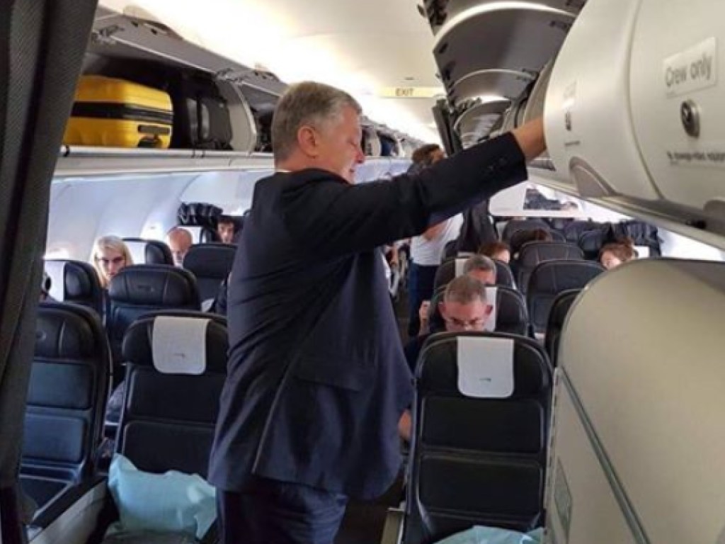 Порошенко с чемоданом сфотографировали в рейсовом самолете из Лондона в Киев