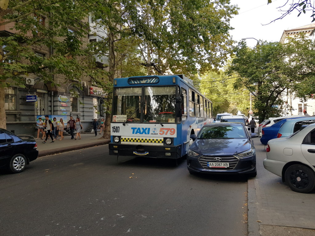 В Днепре обрыв проводов парализовал движение троллейбусов (ФОТО)