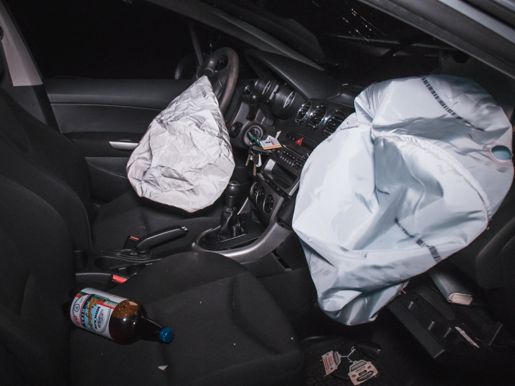 Пьяное ДТП на столичной Оболони: водитель на Peugeot не пропустил Nissan (ФОТО, ВИДЕО)