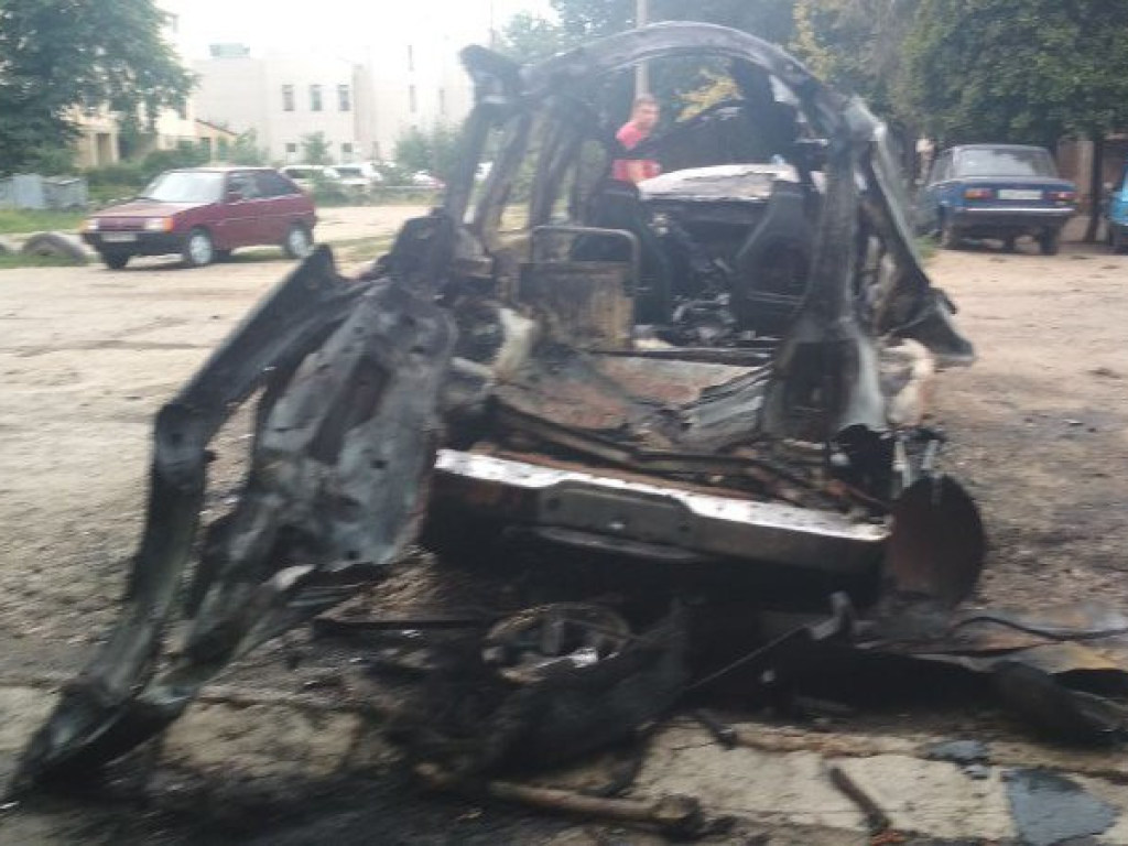 Выгорела дотла: В Запорожье известному блогеру и активисту сожгли машину (ФОТО)