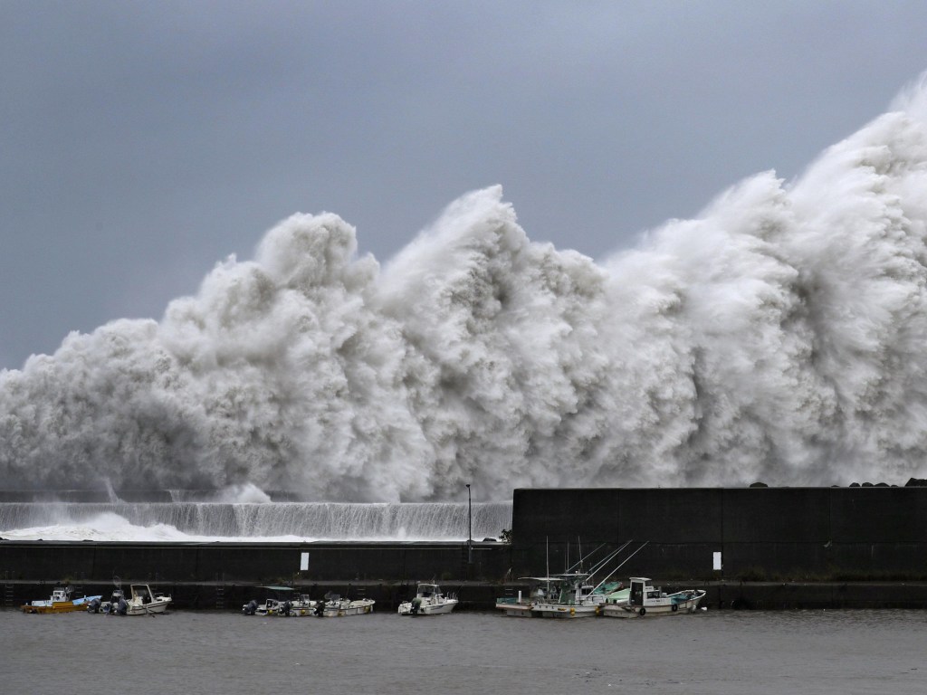 Скорость ветра – 215 км/ч: Японию накрыл самый мощный тайфун за последние 25 лет (ФОТО)
